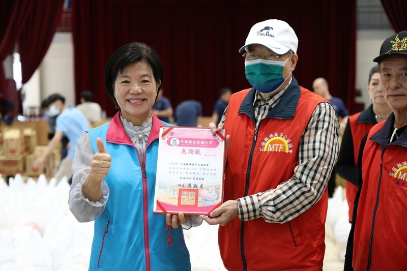 LINE_ALBUM_游鄉長感謝滿庭芳公益協會挹注關懷吉安弱勢家戶_250106_11_0edbb.jpg