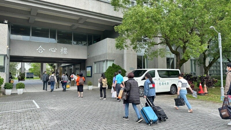 一大早校門口就十分熱鬧考生陸續抵達試場準備迎新今日的考試_0_daa0b.jpg