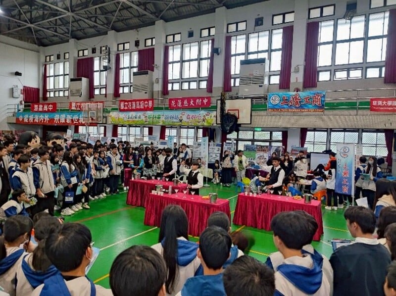 上騰工商現場調酒吸引學生駐足_bfa4d.jpg