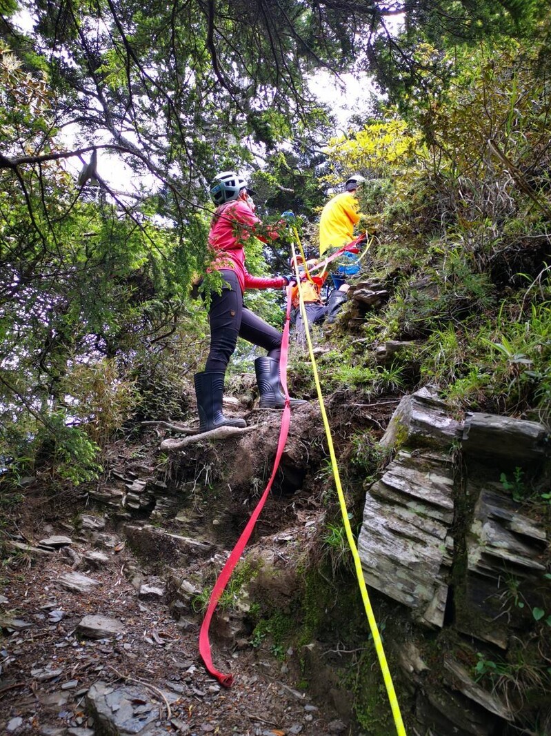 中華民國山難救助協會-羊頭山更換繩索-1_0_aca5e.jpg