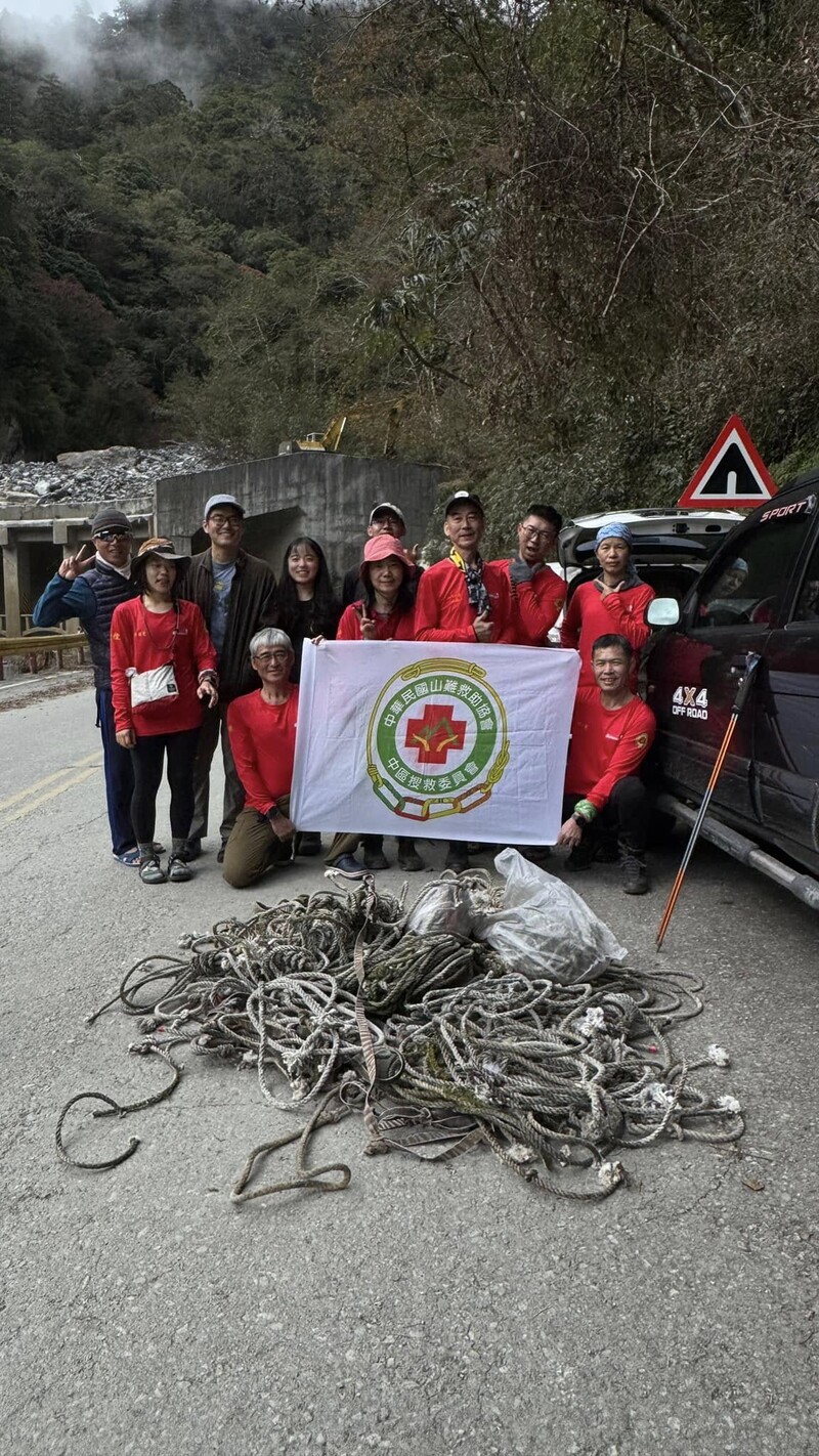 中華民國山難救助協會-羊頭山更換繩索_0_ea346.jpg