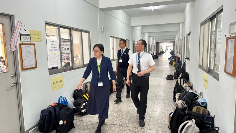 劉怡均校長與主管們巡視試場狀況做為未來改進參考_0_e03a1.jpg