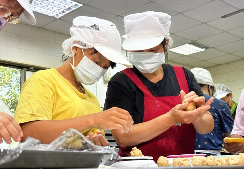 北分署多元就業開發方案-芥菜種會輔導中高齡婦女學習一技之長手作中秋糕點_0_3bf8c.jpg