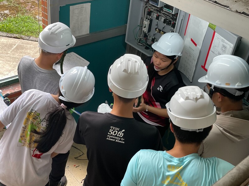 參與學員針對配電盤實地進行接線演練_0_4c292.jpg