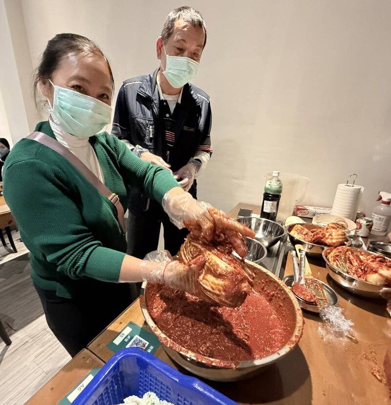 圖二_-_新住民夫婦親手製作專屬於自己家庭的泡菜作品讓彼此感情更加緊密_0_b4fe8.jpg