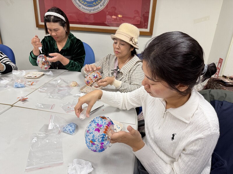 圖二新住民姊妹專注投入土耳其玻璃燈手作課程在講師指導下細心拼貼彩色玻璃片_0_5682e.JPG