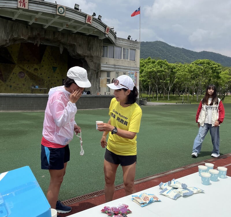 在補給站補給視障陪跑員學習如何確保視障跑者的安全_0_da7f8.jpg