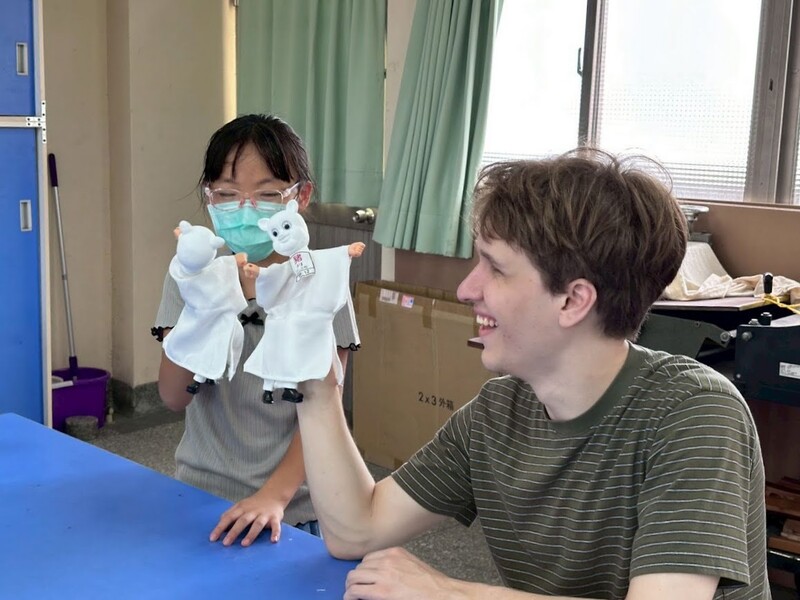 大小學伴一起用布袋戲偶擊掌_0_d2d8f.jpg