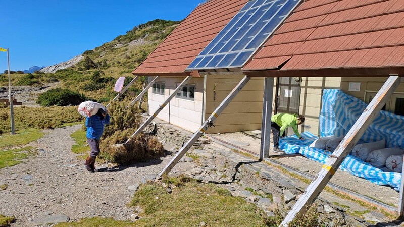 太管處保育志工協助將木屑移至山屋存放_0_0_9e9cf.jpg