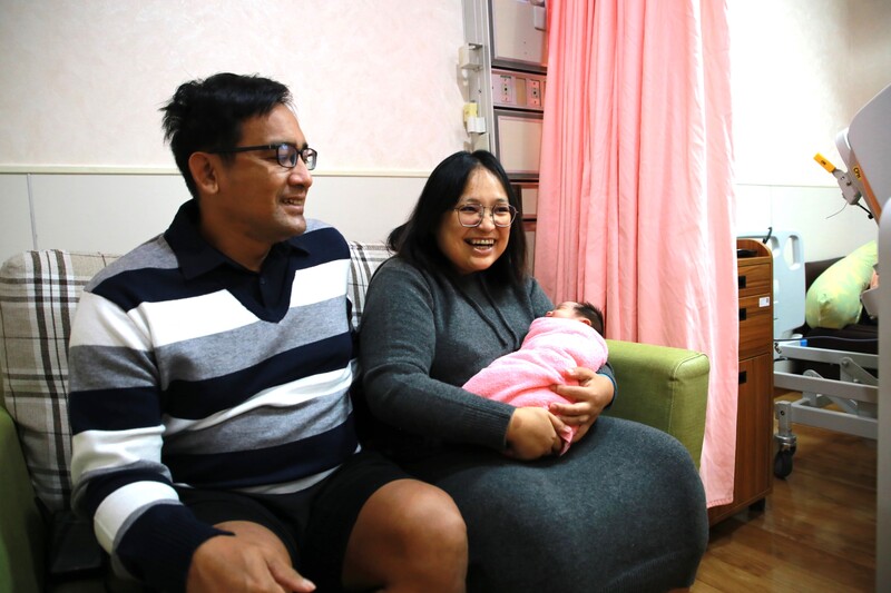 夫妻倆抱著小樂透_開心笑容合不攏嘴_60d8b.jpg