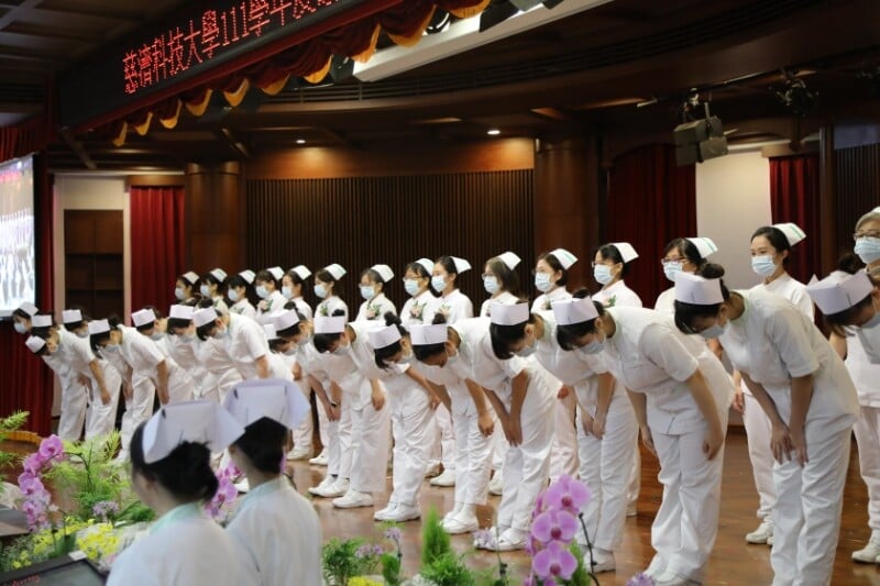 學業旅程中體驗到加冠儀式的光榮不僅是對專業能力的肯定也是對責任與使命的承擔_0_a7cf1.jpg