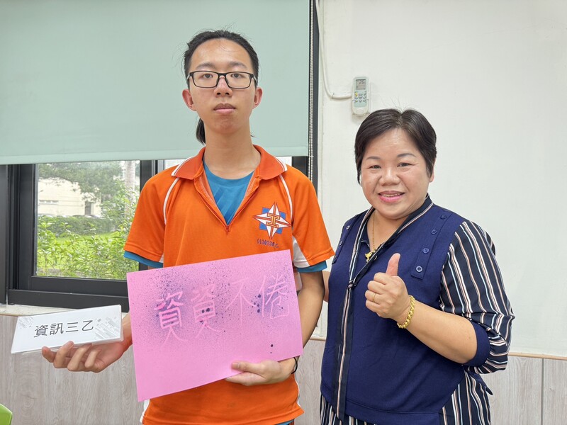 家長會楊麗凰會長與資訊科代表合照資資不倦的諧音梗讓大家會心一笑_70070.jpg