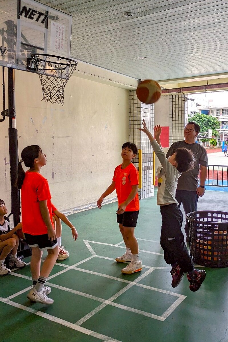 小一新生與籃球隊學姐進行互動遊戲_0_ccbd8.jpg