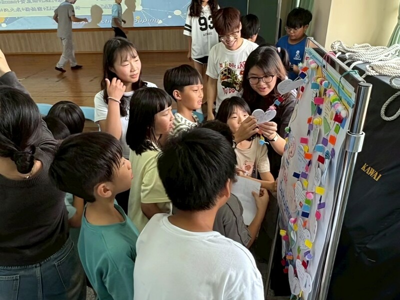 小朋友爭相請學伴看自己的感謝卡_0_0c7b5.jpg