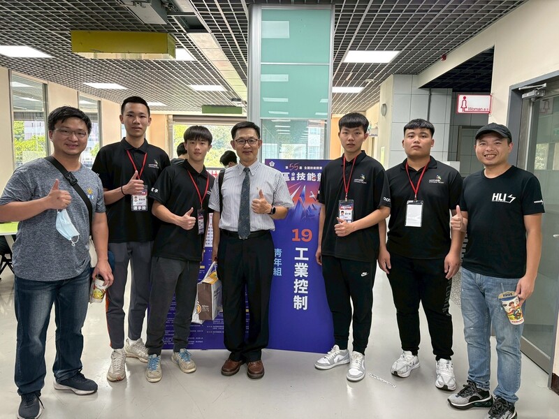 工業控制職類比賽現場指導老師歐陽慎主任左一羅宸佑老師右一及選手們與前來探_a750c.jpg