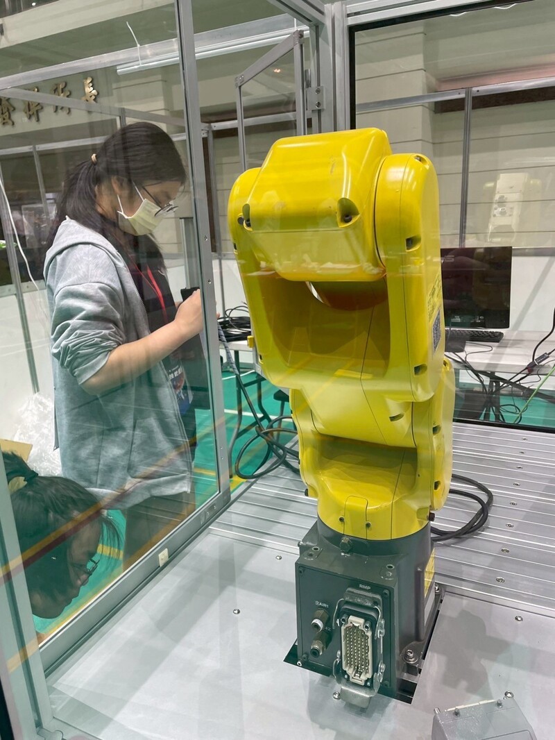 巾幗不讓鬚眉機器人系統整合銀牌選手彭思淇在競賽會場調整機械手臂_5b2f1.jpg
