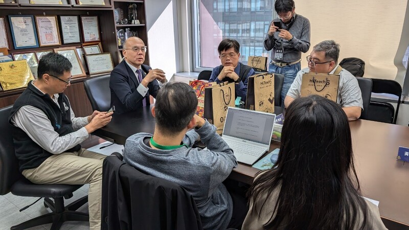 師生與網奕資訊董事長吳權威先生深度交流了解智慧教學系統的發展與應用_0_2fc66.jpg