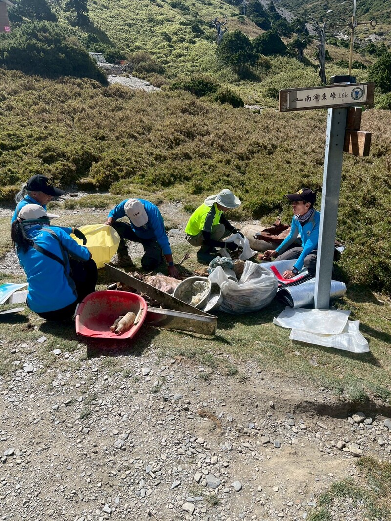 志工與山友一起淨山-114南湖淨山活動_114年南湖淨山活動_251013_114_0_18ce8.jpg