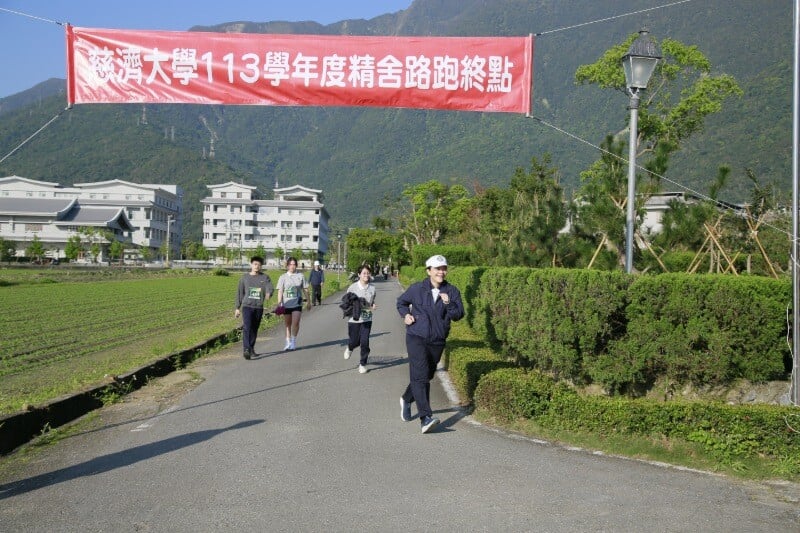 慈大校長劉怡均全程陪跑以實際行動來鼓勵師生養成運動好習慣_0_bbca8.jpg