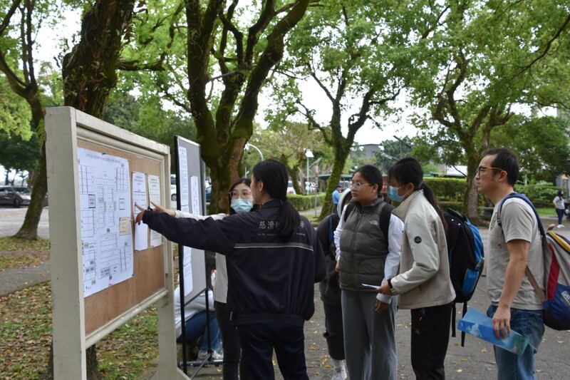 慈濟大學設置了服務台護理站及休息區並配有冷氣與防蚊液_0_ac3f4.jpg