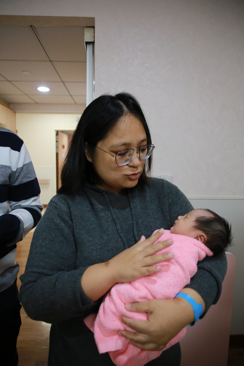 抱著剛出生的女兒_黃太太直呼真的是最美的聖誕禮物_e5d71.jpg