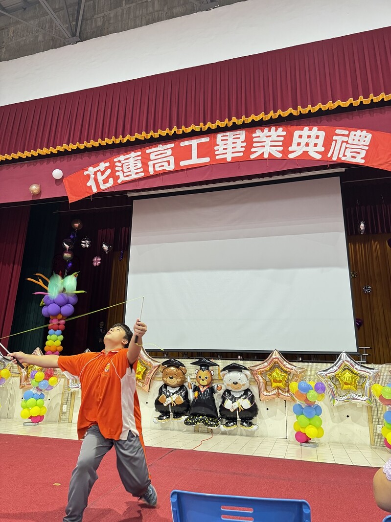 汽車一甲胡傳恩同學精彩的拋鈴表演博得滿堂喝采_87d0c.jpg