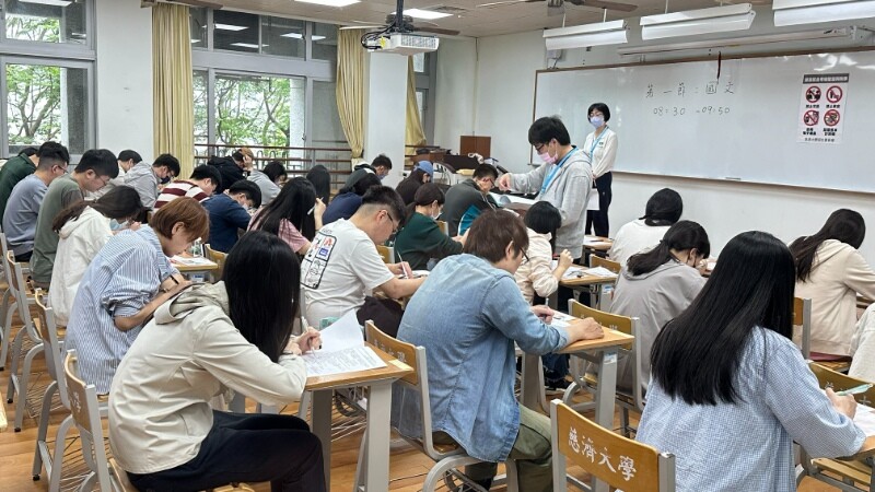 監試人員仔細核對考生資料確保考試公平性_0_d68fa.jpg
