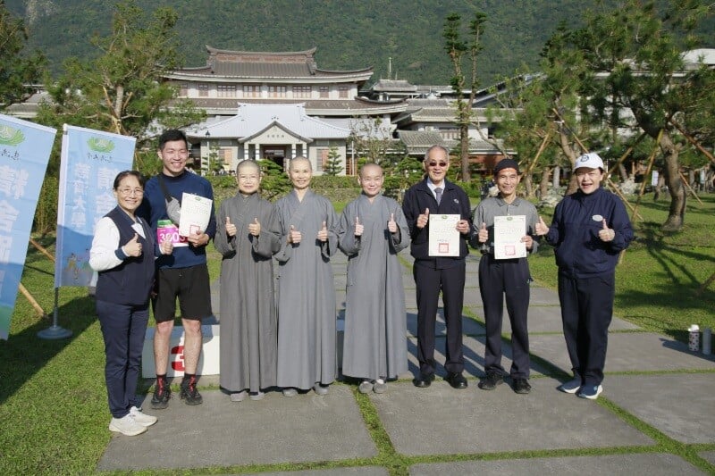 社工系畢業校友張睿哲左二慈誠爸爸張森田右二蔡堆右三完賽獲獎_0_ebeb6.jpg