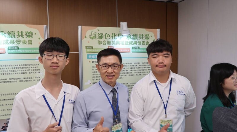 綠色化學銅牌得主左起周家宇高元與黃鴻穎校長合照_e0903.jpg