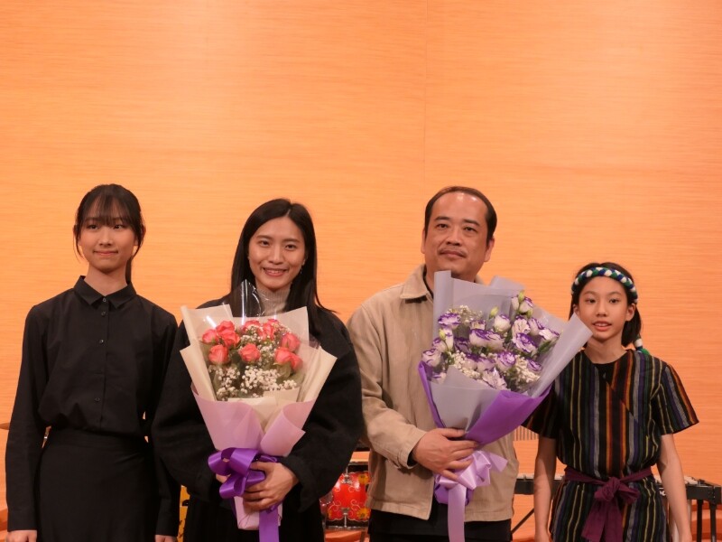 花女及明恥國樂獻花給指導老師潘熊采榛老師與何楓杰老師_0_6fb08.jpg