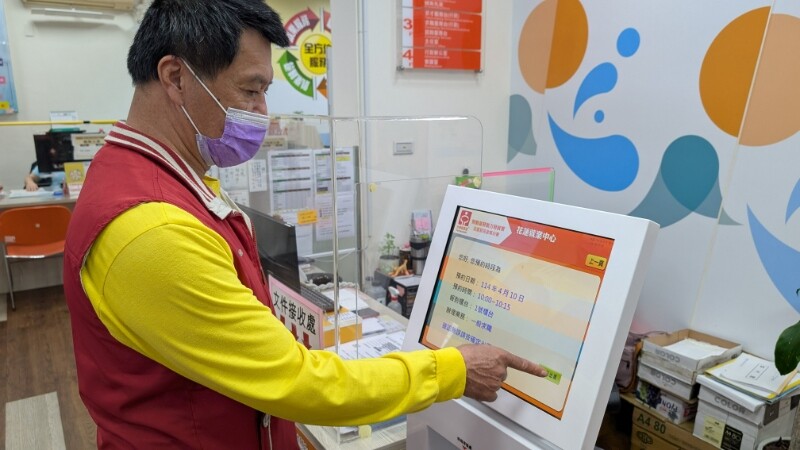 花蓮就業中心強化求職求才預約服務已預約服務求職民眾運用叫號機進行報到_d91de.jpg
