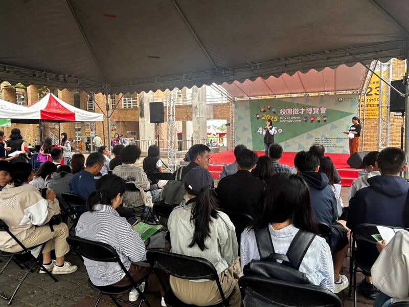 花蓮就業中心王春梅主任致詞勉勵學生勇敢投出履歷成為職場新鮮人_0_8094e.jpg