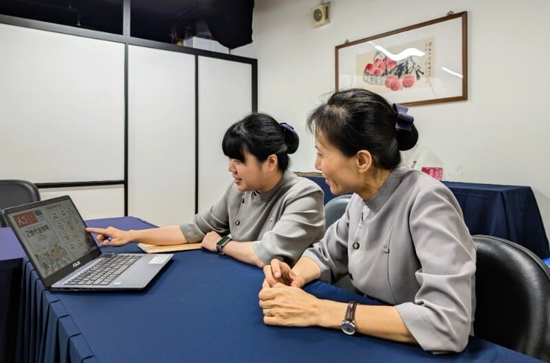 花蓮慈濟醫院運用北分署青年就業旗艦培養青年人才婉茹左與職場導師右討論醫院攬才以及人資專案_43912.jpg