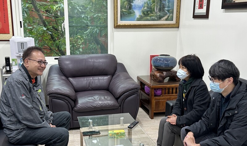 花蓮縣職業總工會伍昆崙理事左長花蓮就業中心王春梅王任右交流互動_519de.JPEG