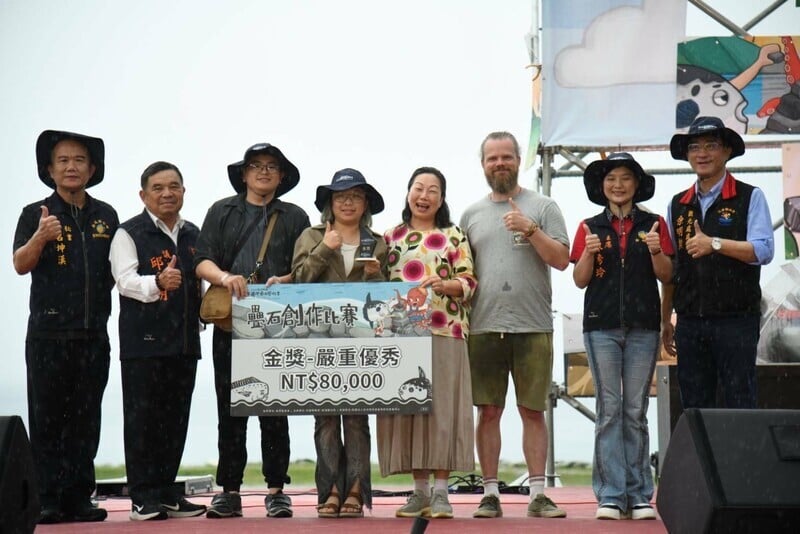 藝創系碩士班吳耀龍楊采諭同學於2025曼波新城太平洋疊石藝術季創作比賽中榮獲金獎第__75c40.jpg
