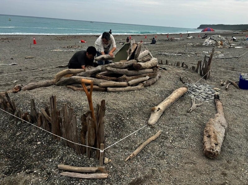 藝點心意團隊於七星潭海岸進行漂流木的堆疊與結構調整所有材料皆取自現場自然環境_0_e2c2e.jpg