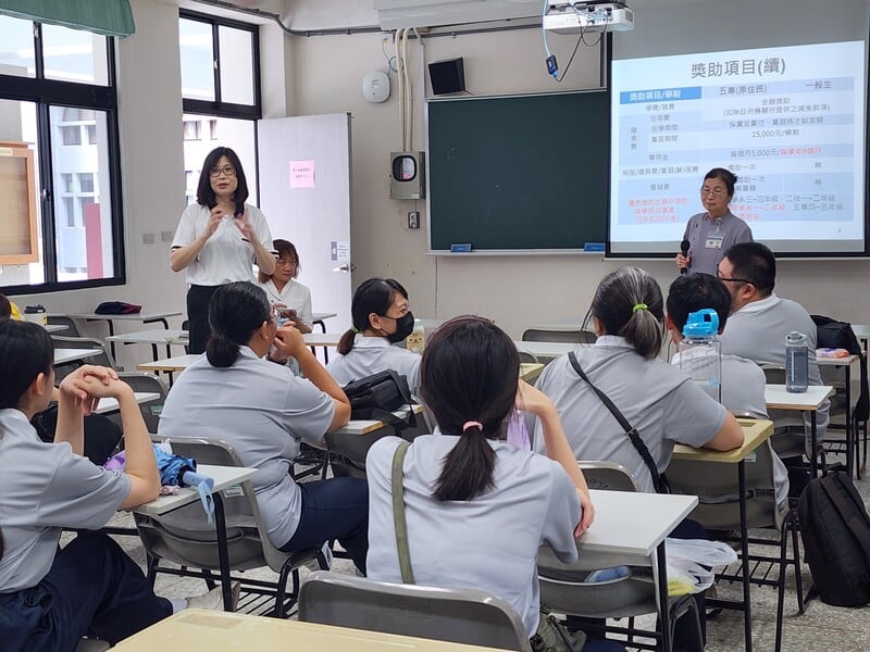 解說慈濟公費制度讓學生評估_0_98daa.jpg