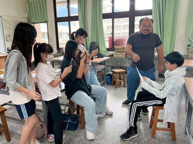 講師指導學生拍攝英語自我介紹2_0_12566.jpg