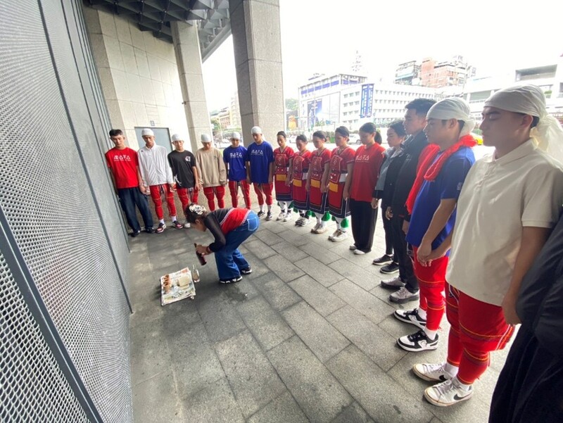 賽前由前唱樂老師田婉瑜中與隊員校友助教們一起進行祈福儀式_5d793.jpg
