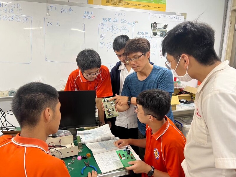 電子科張世穎老師中利用晚上時間培訓選手參加乙級證照術科練習_16b4a.jpg