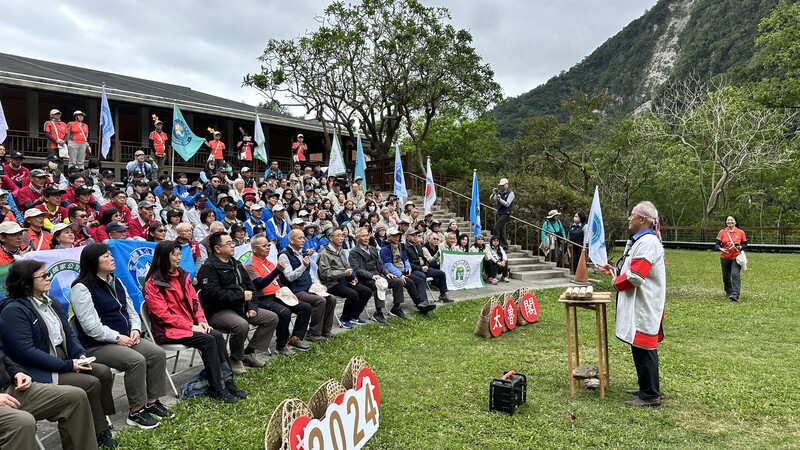 震後重生愛在太魯閣2024年臺灣國家自然公園志工聯盟大會活動-耆老祈禱_0_c1f4d.jpg