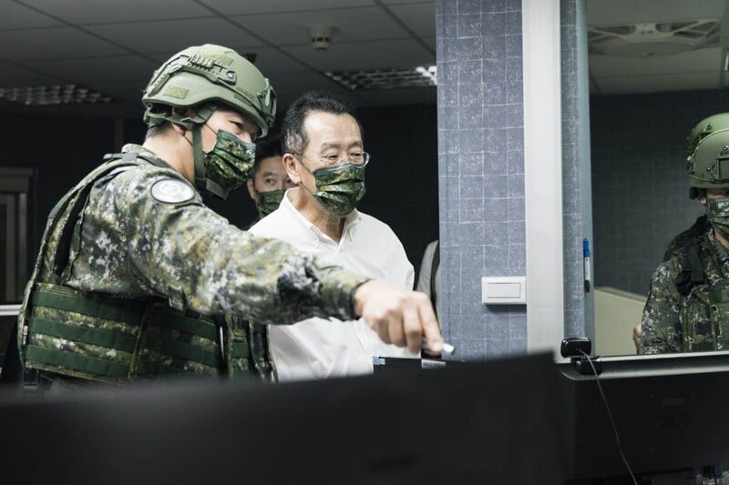 顧部長於指揮所聽取任務簡報與操演進程_081440_4f273.jpg