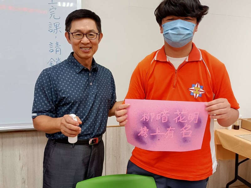黃鴻穎校長與化工科代表合照柳暗花明榜上有名道出準備考試的過程以及對未_cb444.jpg