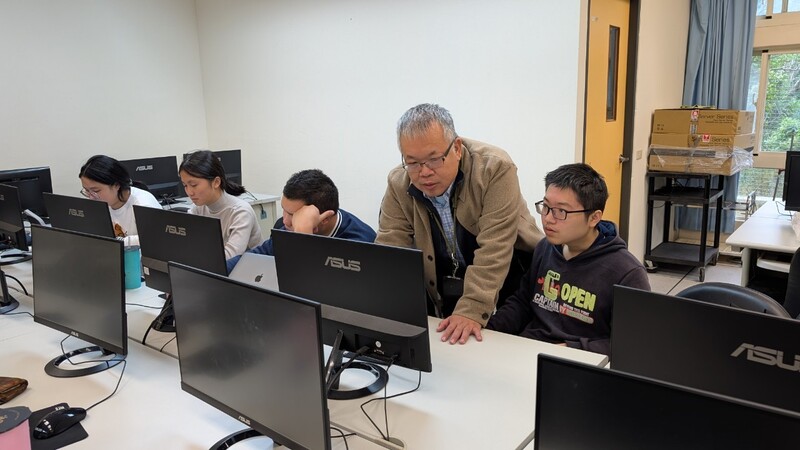 黑客松Day1資訊管理學系侯佳利主任指導學員應用大數據分析_0_0894d.jpg