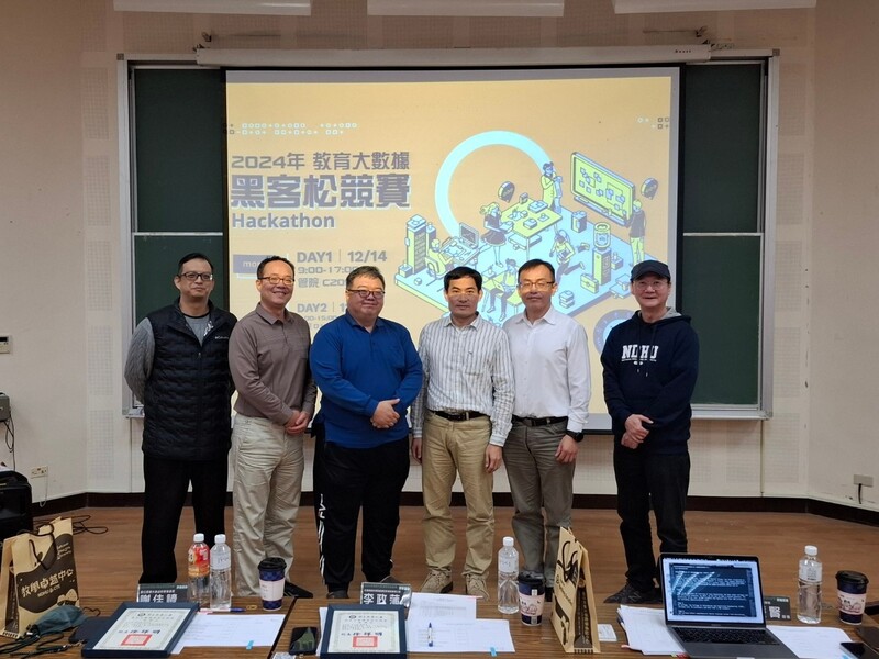 黑客松競賽活動圓滿落幕評審與指導老師合照_0_f5935.jpg