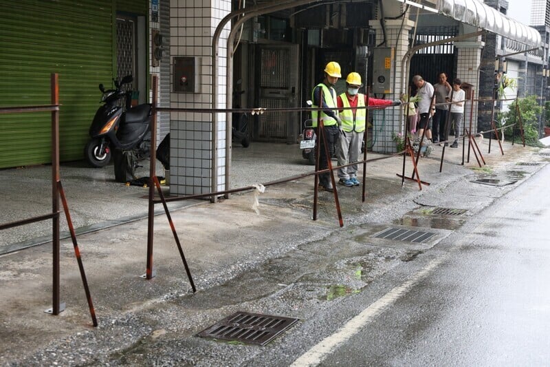 LINE_ALBUM_114.05.07_游淑貞偕團隊執行居住正義公權力_依法強制拆除違規圍籬還權於民_250507_9_4b5f6_bbaca.jpg