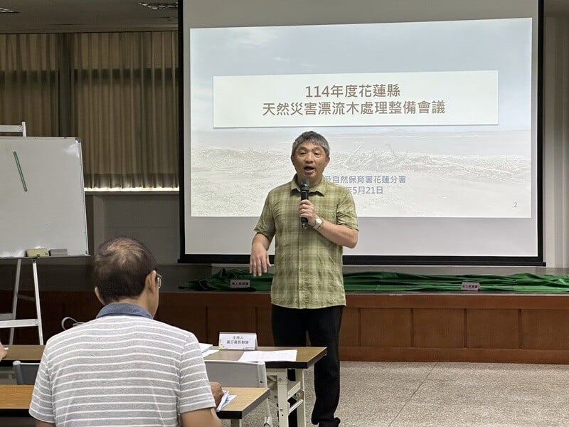 林業及自然保育署花蓮分署5月21日召開漂流木清理分工整備處理會議由分署長黃群策主_0_62bc1.jpg